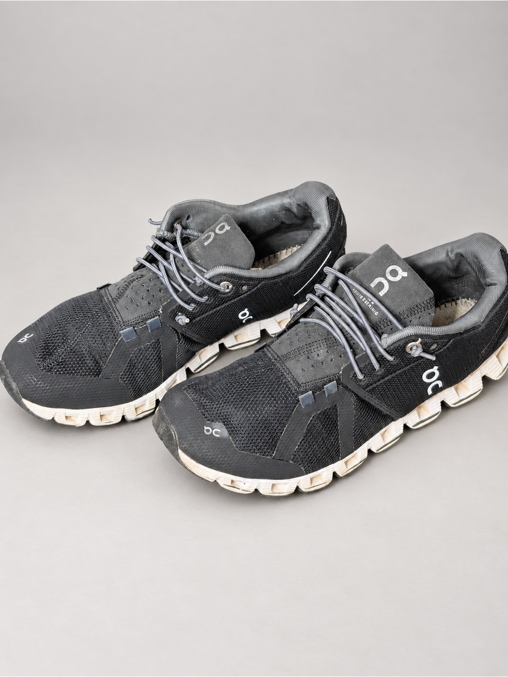 On Running Woman’s Cloud Sneakers in Black with White Sole Sz 7.5